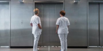 elevador-de-hospital-se-desploma-con-paciente-en-la-india