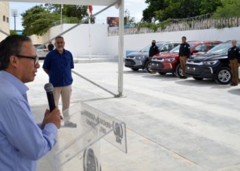 Entrega el Fiscal Oscar Montes de Oca vehículos a la Policía de Investigación para el combate a la delincuencia