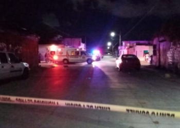 Atacan a balazos a dos personas afuera de su casa en la Región 99 de Cancún