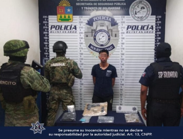 Detienen a sujeto con droga y arma en Villas del Sol de Playa del Carmen