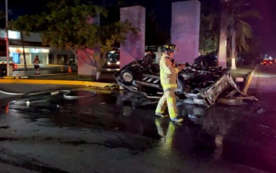 Fuerte accidente automovilístico: Combi se incendia tras chocar en Cancún