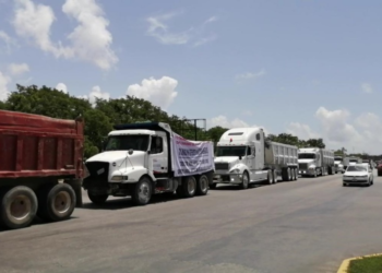 Volqueteros se manifiestan contra el gremio de la CNOP por haberlos desplazados de las obras del Tren Maya en Playa del Carmen