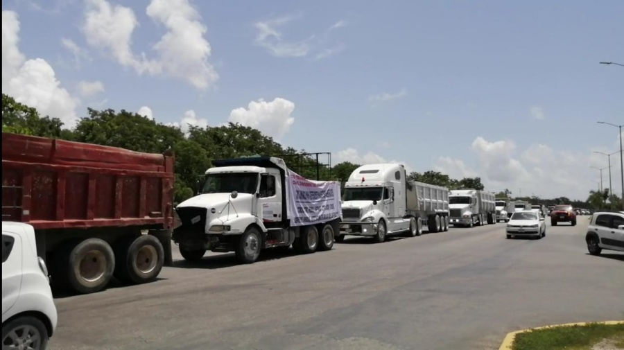 Volqueteros se manifiestan contra el gremio de la CNOP por haberlos desplazados de las obras del Tren Maya en Playa del Carmen