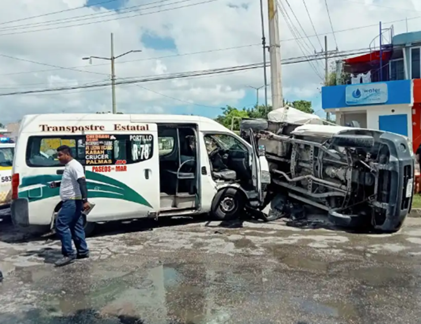 Fuerte accidente automovilístico: Combi del transporte público choca y vuelca una camioneta en Cancún
