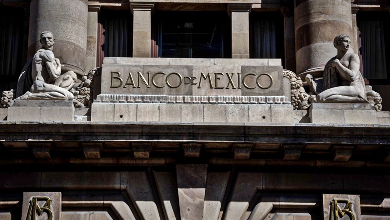 CIUDAD DE MÉXICO, 12FEBRERO2021.- El Banco de México recortó la tasa de interés referencial de un 4.25 a un 4 por ciento debido a la incertidumbre de la actividad económica en México provocada por la pandemia de covid-19. 
FOTO: MARIO JASSO/CUARTOSCURO.COM