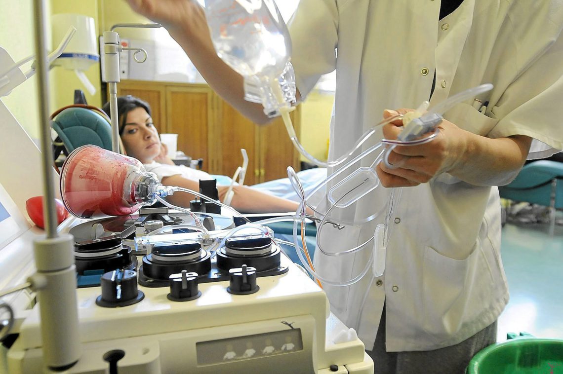 Una chica donaba sangre ayer en el Centro Regional de Transfusión Sanguínea de Málaga.  Horizontal