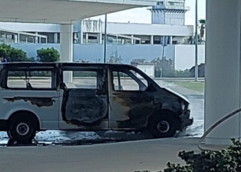 Se incendia van de transporte de turista en el estacionamiento del Aeropuerto de Cancún