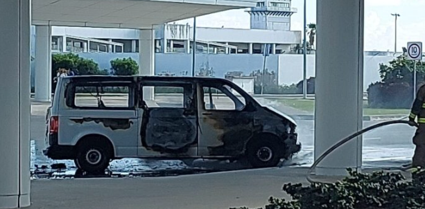 Se incendia van de transporte de turista en el estacionamiento del Aeropuerto de Cancún