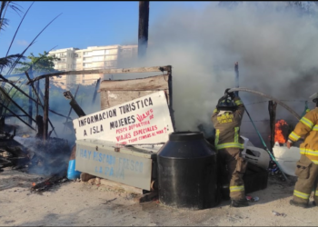 Se incendia bodega de pescadores en Puerto Juárez de Cancún