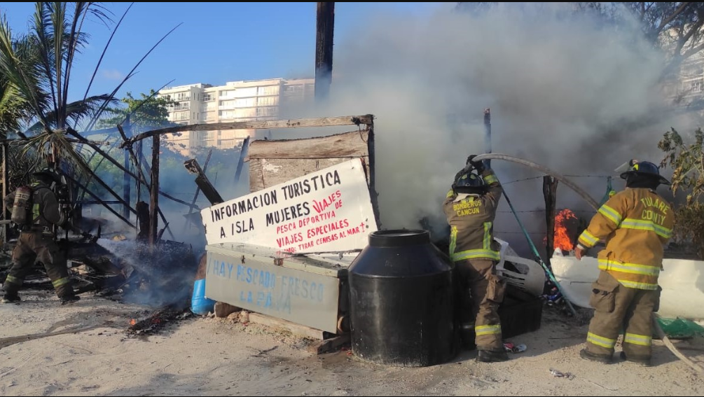 Se incendia bodega de pescadores en Puerto Juárez de Cancún