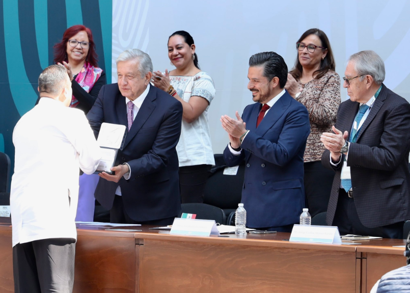 Encabeza AMLO la 113 Asamblea general Ordinaria del IMSS