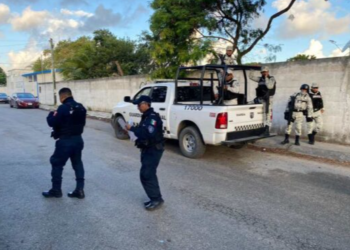 Hallan restos humanos embolsados afuera de una escuela en la R-237 de Cancún