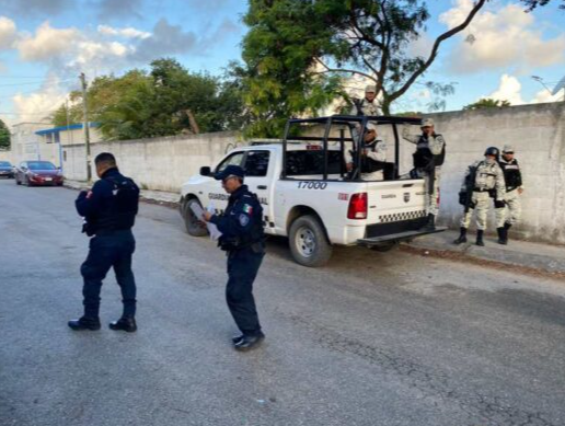Hallan restos humanos embolsados afuera de una escuela en la R-237 de Cancún
