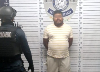 Detienen a un hombre en posesión de un arma de balines y varias dosis de droga en In House de Playa del Carmen