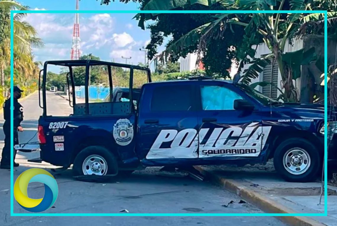 Vehículo choca contra una patrulla de la Policía Municipal en Playa del Carmen; hay dos oficiales lesionados