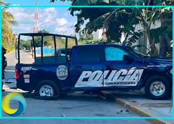 Vehículo choca contra una patrulla de la Policía Municipal en Playa del Carmen; hay dos oficiales lesionados