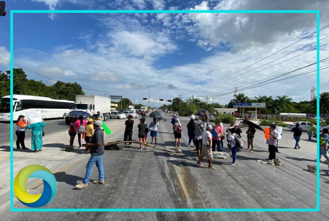 Colonos se manifiestan contra la CFE en Cancún y cierra  la Avenida López Portillo
