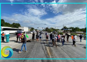 Colonos se manifiestan contra la CFE en Cancún y cierra  la Avenida López Portillo