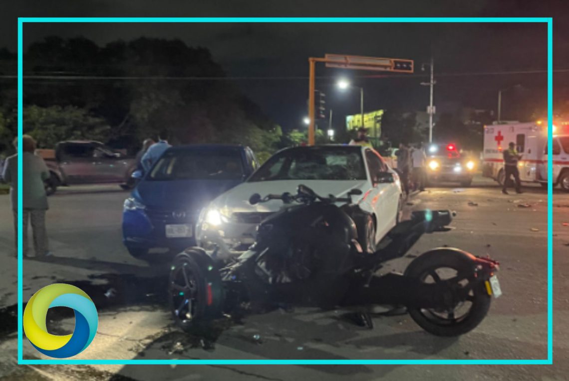 Auto de lujo arrolla una motocicleta en Cancún; hay un muerto y un herido
