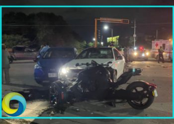 Auto de lujo arrolla una motocicleta en Cancún; hay un muerto y un herido