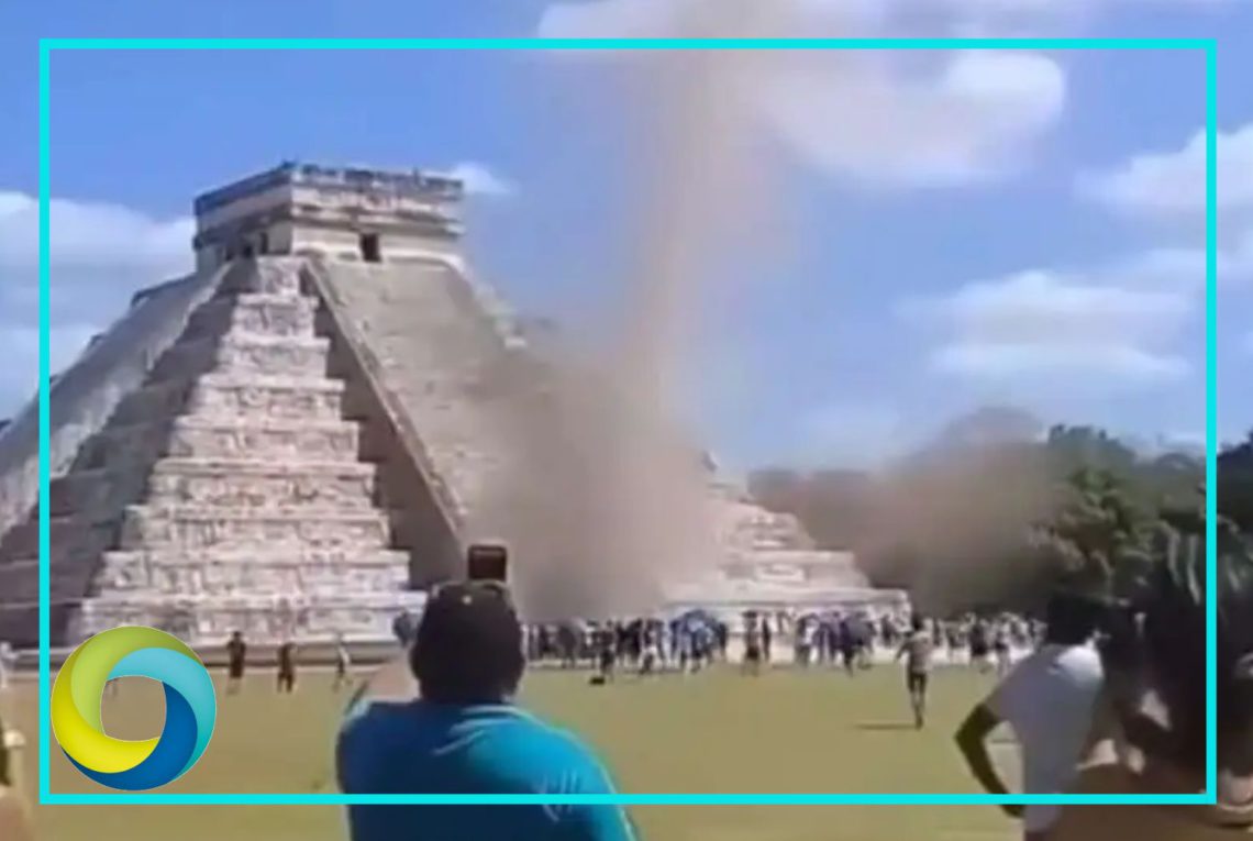 VIRAL: Turistas se asombran al presenciar un remolino de polvo enfrente de la pirámide de Kukulkán en Chichén Itzá