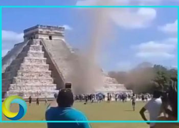 VIRAL: Turistas se asombran al presenciar un remolino de polvo enfrente de la pirámide de Kukulkán en Chichén Itzá