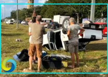 Accidente automovilístico: Vuelca Camioneta tripulada por extranjeros a la altura del parque Xplor en Playa del Carmen