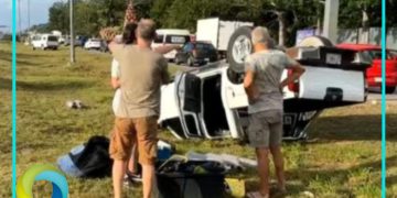 Accidente automovilístico: Vuelca Camioneta tripulada por extranjeros a la altura del parque Xplor en Playa del Carmen