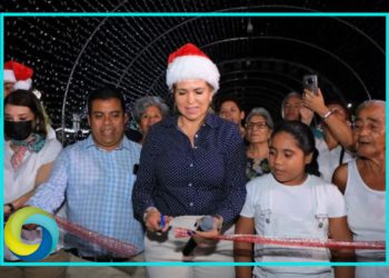 Lili Campos arranca las fiestas navideñas con el encendido del árbol de navidad en Solidaridad