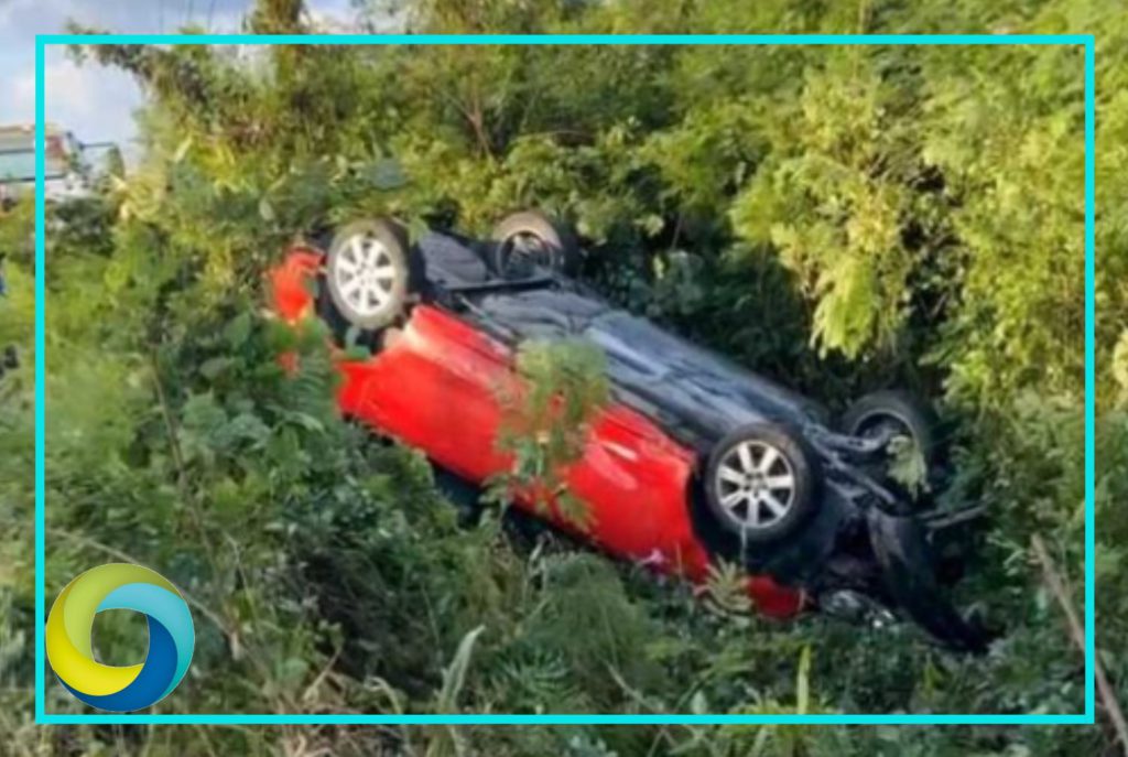 Accidente Automovilístico: Conductor resulta lesionado tras volcar en la carretera Playa del Carmen-Tulum