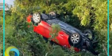 Accidente Automovilístico: Conductor resulta lesionado tras volcar en la carretera Playa del Carmen-Tulum