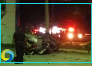 Fuerte accidente automovilístico: Conductor muere tras impactarse contra el muro del puente vehicular Akumal