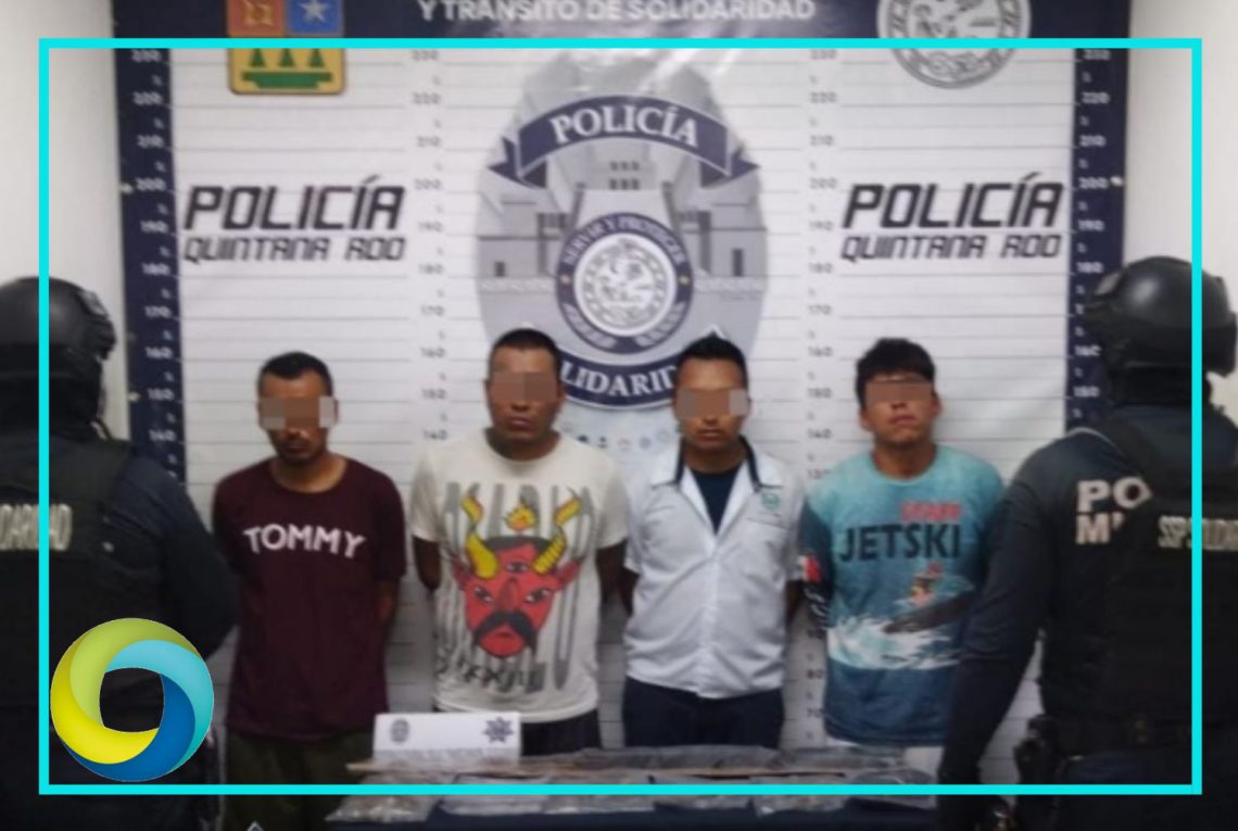 Detienen a cuatro presuntos narcomenudistas en posesión de un arma larga y droga a bordo de un taxi en Playa del Carmen