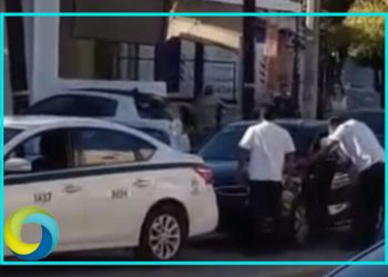 Taxistas fuera de control: Detienen a taxista por lanzar acido a un vehículo al pensar que era Uber en la Zona Hotelera de Cancún