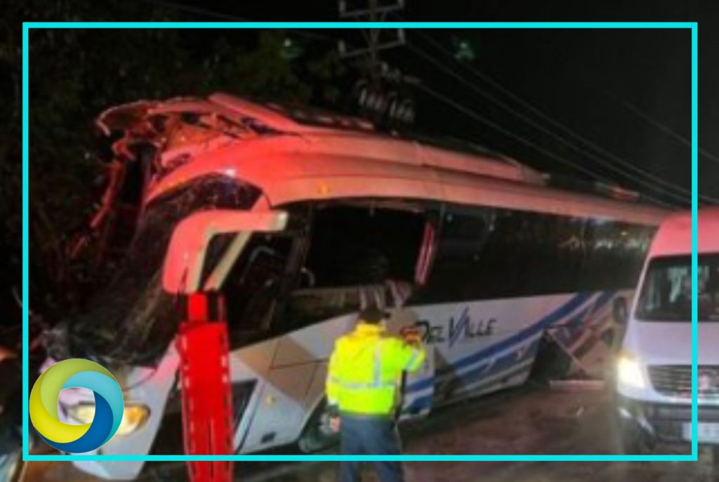 Camión de pasajeros se impacta con la barda de un puente en Cancún; hay 23 lesionados