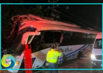 Camión de pasajeros se impacta con la barda de un puente en Cancún; hay 23 lesionados