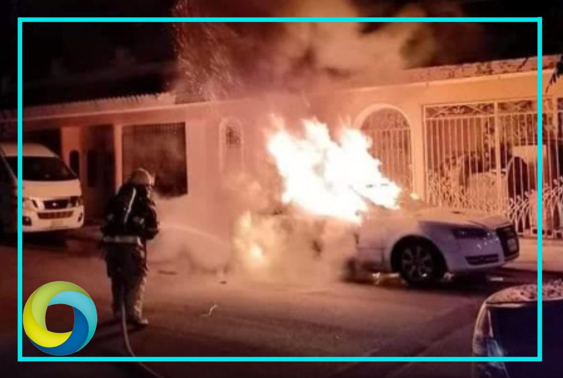 Automóvil es reducido a cenizas al incendiarse en la colonia Aaron Merino Fernández de Chetumal