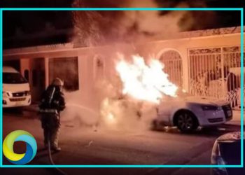 Automóvil es reducido a cenizas al incendiarse en la colonia Aaron Merino Fernández de Chetumal