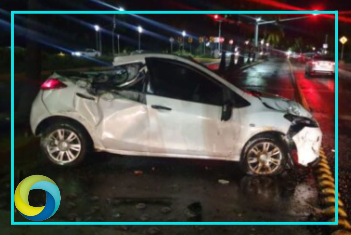 Accidente vehicular: Automóvil se impacta contra una palmera en la Zona Hotelera de Cancún