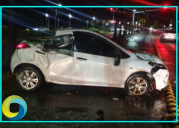 Accidente vehicular: Automóvil se impacta contra una palmera en la Zona Hotelera de Cancún