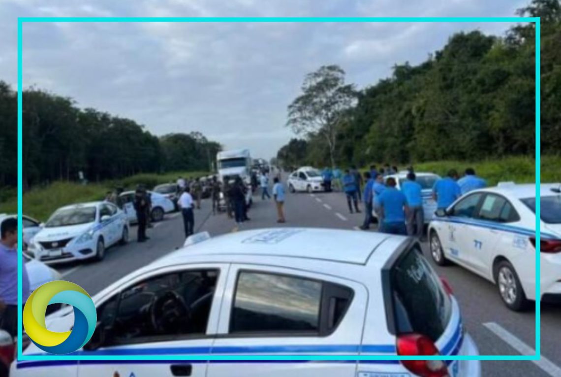 Taxistas de Bacalar bloquean la carretera federal como protesta ante la entrada de mototaxis y plataformas digíteles