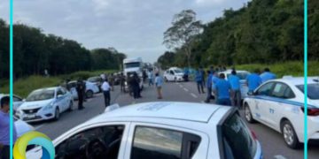 Taxistas de Bacalar bloquean la carretera federal como protesta ante la entrada de mototaxis y plataformas digíteles
