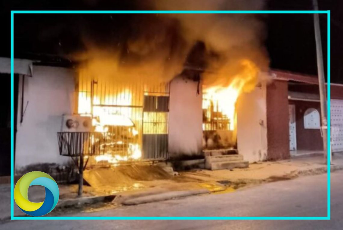 Rescatan a cuatro personas de un fuerte incendio de una vivienda en la colonia Arboledas de Chetumal