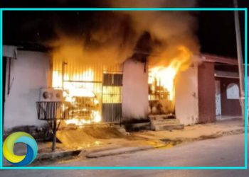 Rescatan a cuatro personas de un fuerte incendio de una vivienda en la colonia Arboledas de Chetumal