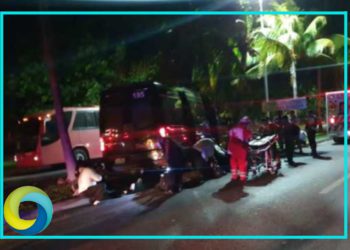 Autobús chocha en la zona hotelera de Cancún; hay 10 lesionados
