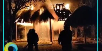 Incendio consume una palapa en la colonia Vicente Guerrero en José María Morelos