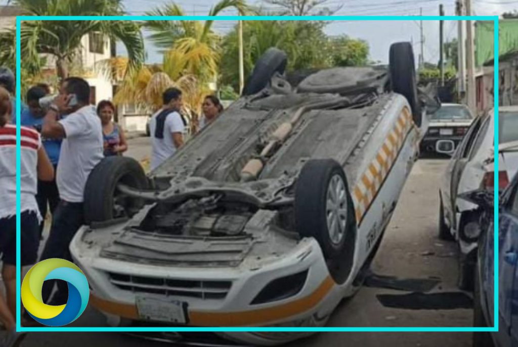 Automóvil particular choca y vuelca a un taxi en Chetumal; hay una persona lesionada