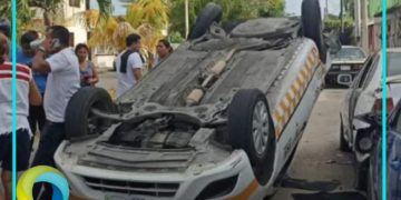 Automóvil particular choca y vuelca a un taxi en Chetumal; hay una persona lesionada