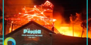 Incendio en un restaurante afecta 11 departamentos y deja tres lesionados en Puerto Morelos