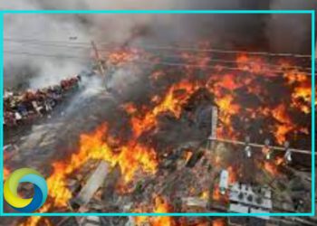 Bangladesh: Incendio arrasa con un mercado de ropa en Daca